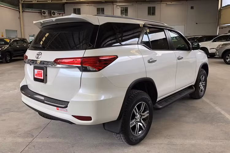 Toyota Fortuner là mẫu xe SUV bán khá chạy tại thị trường Việt Nam so với các đối thủ. Tháng 9 vừa qua, doanh số của Fortuner đạt 1.436 xe, giữ vị trí top 1 bán chạy trong phân khúc. Tổng cộng tính từ đầu năm 2019 hết tháng 9/2019, đã có 8.717 chiếc Fortuner đến tay khách hàng.