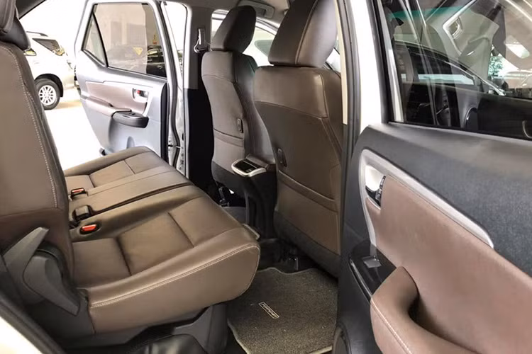 Toyota Việt Nam lắp ráp 4 phiên bản Toyota Fortuner 2019 bao gồm 2.8 4×4 máy dầu số tự động, 2.7 4×2 máy xăng số tự động TRD, 2.4 4×2 máy dầu số tự động và 2.4 4×2 máy dầu số sàn, và nhập khẩu 2 phiên bản 2.7 4×4 máy xăng số tự động và 2.7 4×2 máy xăng số tự động từ Indonesia.