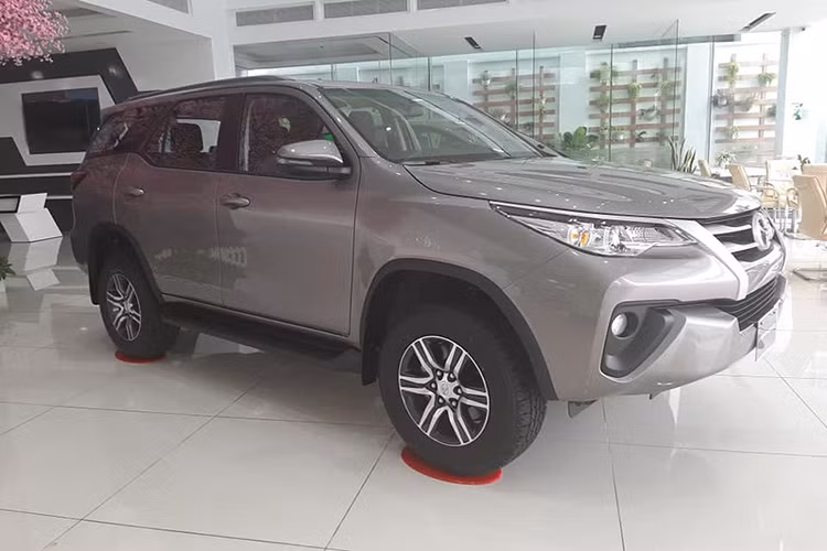 Hai phiên bản của mẫu xe SUV Toyota Fortuner 2.7 4×4 (động cơ xăng – số tự động 6 cấp) và Fortuner 2.7 4×2 (động cơ xăng – số tự động 6 cấp) vẫn giữ xuất xứ nhập khẩu, giá xe Toyota Fortuner 2019 tương ứng 1,236 tỷ và 1,15 tỷ đồng cho từng phiên bản. Cuối cùng là bản 2.7 4×2 AT TRD (lắp ráp trong nước) giá từ 1,199 tỷ đồng.