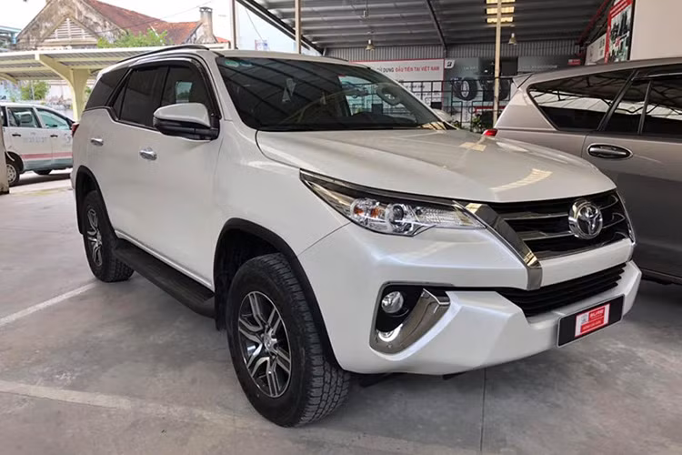 Toyota bắt đầu bán Fortuner lắp ráp từ tháng 6/2019. Riêng bản nhập khẩu 2 cầu 2.7 AT và bản lắp ráp kèm gói phụ kiện thể thao TRD đến đại lý vào tháng 8, tháng 9. Đây là bước chuyển định hướng kinh doanh trong 2019 của hãng xe hiện nắm thị phần lớn nhất trên thị trường ôtô Việt.