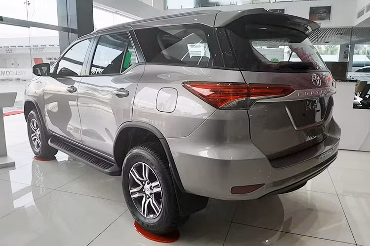 Ngoại hình của phiên bản Fortuner 2019 mới này không có nhiều sự khác biệt so với các phiên bản khác từng xuất hiện trước đây. Một điểm dễ nhận ra là bộ mâm đúc 18 inch thay vì 17 inch như các bản thấp cấp, ngoài ra xe còn có sẵn đèn LED ban ngày là một đặc điểm khác dễ phân biệt.