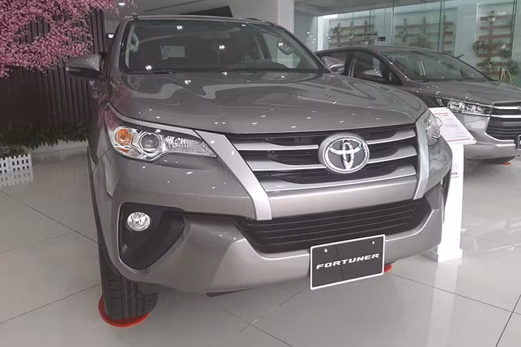 Cụ thể, bản Toyota Fortuner máy dầu số sàn tiêu chuẩn sử dụng động cơ dầu 2.4L tại các đại lý chính hãng hiện đang giảm giá tới 115 triệu đồng. Biến thể dùng hộp số tự động có mức giảm thấp hơn là 60 triệu đồng.