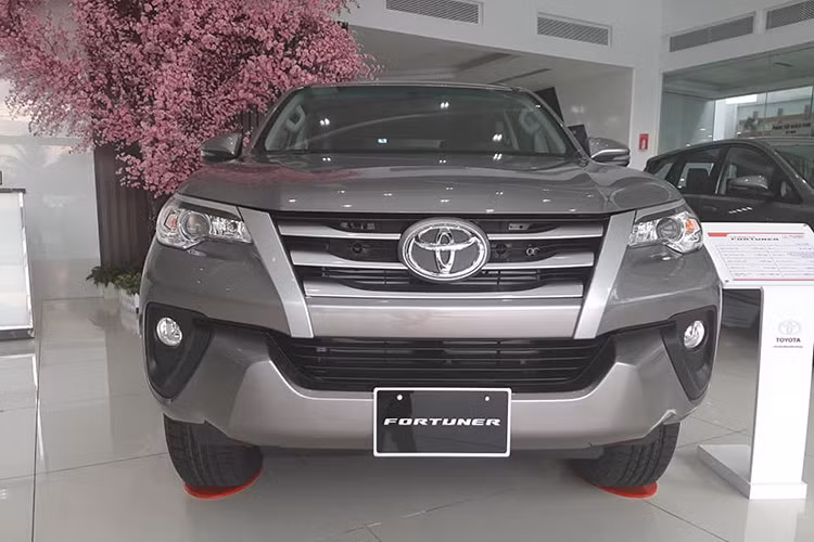 Mẫu xe Toyota Fortuner 2019 phiên bản lắp ráp tại Việt Nam sở hữu kích thước (dài x rộng x cao) lần lượt là 4.795 x 1.855 x 1.835 mm, chiều dài cơ sở 2.745 mm. So với thế hệ trước, xe Fortuner mới dài hơn 90 mm, chiều dài cơ sở ngắn hơn 5 mm, rộng hơn 15 mm và thấp hơn 15 mm.