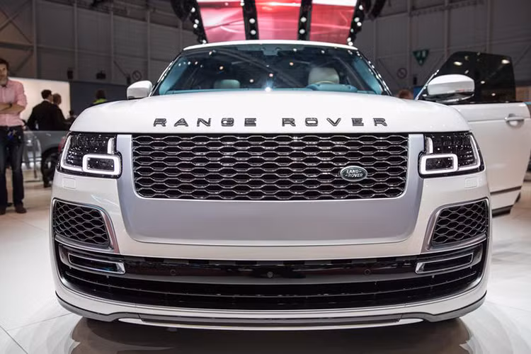 Được trang bị động cơ xăng V8, siêu nạp, dung tích 5.0 lít, Range Rover SV Coupe 2019 sở hữu công suất tối đa 558 mã lực và mô-men xoắn cực đại 700 Nm. Nhờ đó, Range Rover SV Coupe có thể tăng tốc từ 0-96 km/h trong thời gian 5 giây, nhanh hơn 0,2 giây so với Range Rover SVAutobiography, và đạt vận tốc tối đa 265,6 km/h.