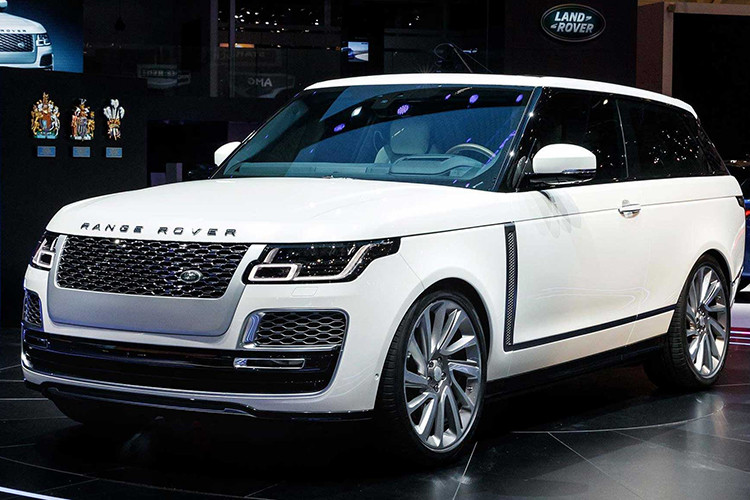 Không chỉ là mẫu SUV nhanh nhất của Land Rover, Range Rover SV Coupe 2019 còn sang trọng nhất. So với Range Rover 5 cửa, mẫu SUV hạng sang này ngắn hơn và thấp hơn một chút dù chiều dài cơ sở tương đương. Những trang bị nội thất nổi bật của xe cũng hiện đại và sang chảnh hơn nhiều so với bản thường.