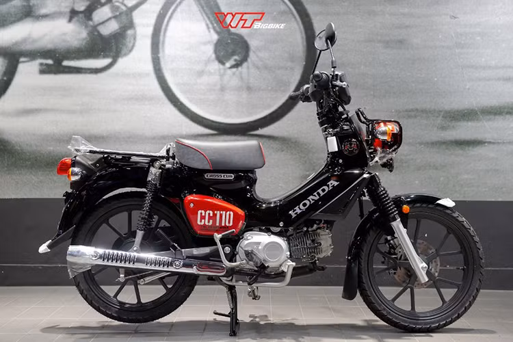 Cụ thể, mẫu xe máy Honda Cross Cub 110 Kumamon 2024 sử dụng tone màu đen nhám là chủ đạo cho toàn bộ hệ thống khung xe, dàn nhựa và cả vành xe cũng như các chi tiết đồng hồ, gương chiếu hậu.