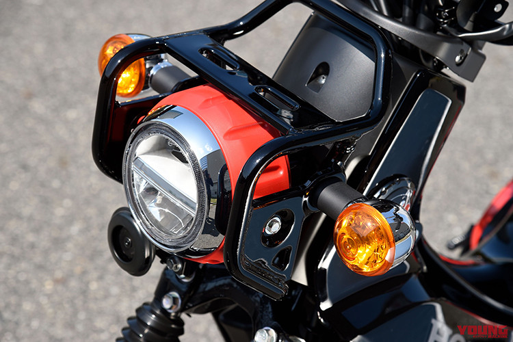 Đi kèm với đó là các chi tiết màu đỏ thuần ở xung quanh cụm đèn trước, hai bên ốp hông và cả một dải viền của yên xe hai màu. Ngoài ra, logo Kumamon cũng được đặt ở nhiều vị trí trên xe, bao gồm cả chìa khóa.