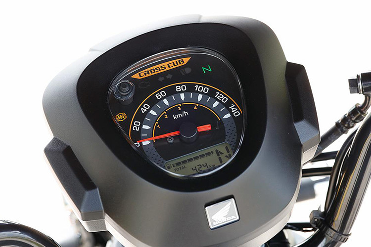 Xe được trang bị đèn pha LED tròn lớn được đặt phía trên chắn bùn trước và được bảo vệ trong khung chắc chắn. cụm đồng hồ kỹ thuật số kết hợp với analog giúp người lái nắm rõ các thông số cơ bản trên xe.