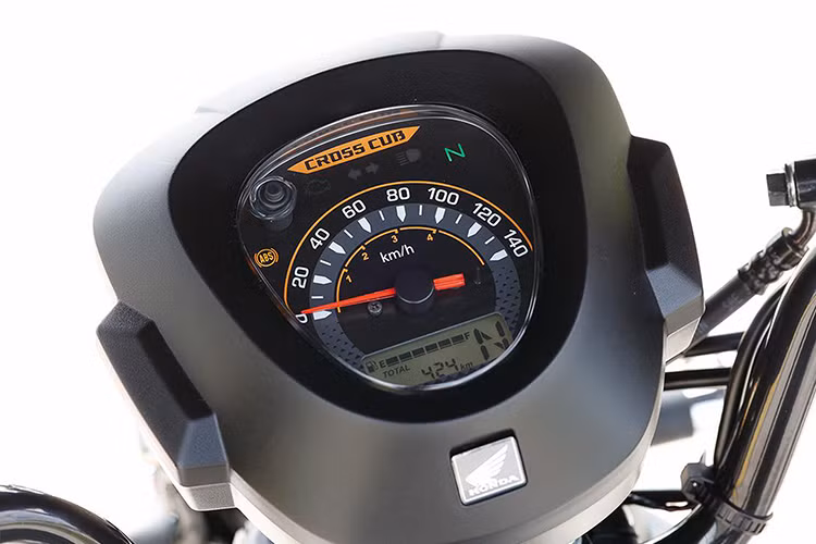 Xe được trang bị đèn pha LED tròn lớn được đặt phía trên chắn bùn trước và được bảo vệ trong khung chắc chắn. cụm đồng hồ kỹ thuật số kết hợp với analog giúp người lái nắm rõ các thông số cơ bản trên xe.