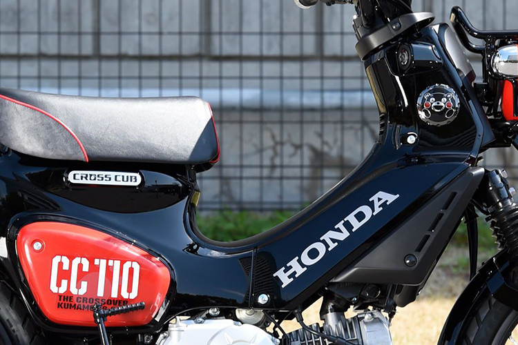 Ngoài sự linh hoạt, Honda Cross Cub 110 phiên bản Kumamon thế hệ mới này còn sở hữu các trang bị khá hiện đại với phanh đĩa trước có ABS an toàn, trong khi phanh sau tang trống.