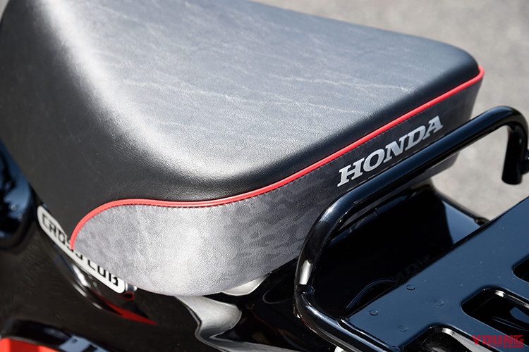 Cùng với đèn xi nhan, đèn chiếu hậu và gương chiếu hậu đều sử dụng hình tròn mang hơi hướng cổ điển... Cross Cub CC 110 2024 cũng vẫn sử dụng khóa cơ thay vì smartkey như Honda CUB C125 tại Việt Nam.