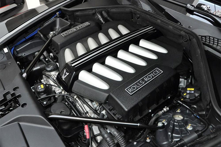 Độ ngoại thất độc đáo thôi không đủ, Jon Olson còn yêu cầu hãng độ phải "thông nòng" khối động cơ V12, dung tích 6.6 lít, của chiếc Rolls-Royce Wraith lên công suất đến 810 mã lực, cao hơn nhiều so với con số 623 mã lực của xe nguyên bản khi được bán ra.