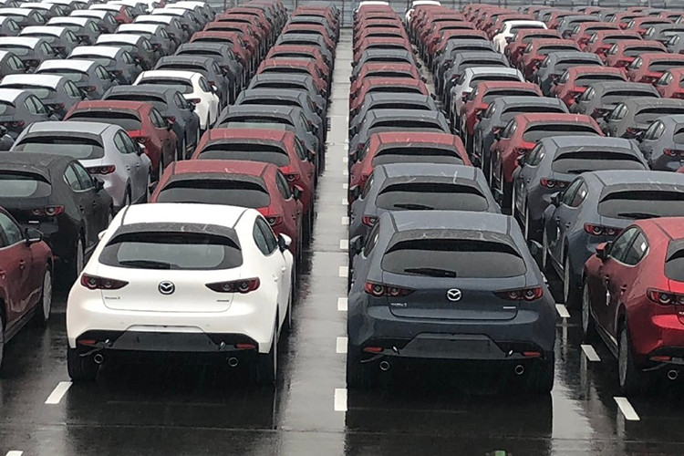 Tuy hãng Mazda không công bố nhưng những hình ảnh này đã gián tiếp xác nhận việc Mazda3 2019 chính thức được đưa lên dây chuyền sản xuất thương mại. Chẳng còn bao lâu nữa, những chiếc Mazda3 2019 này sẽ xuất hiện tại các đại lý chính hãng trên toàn thế giới.