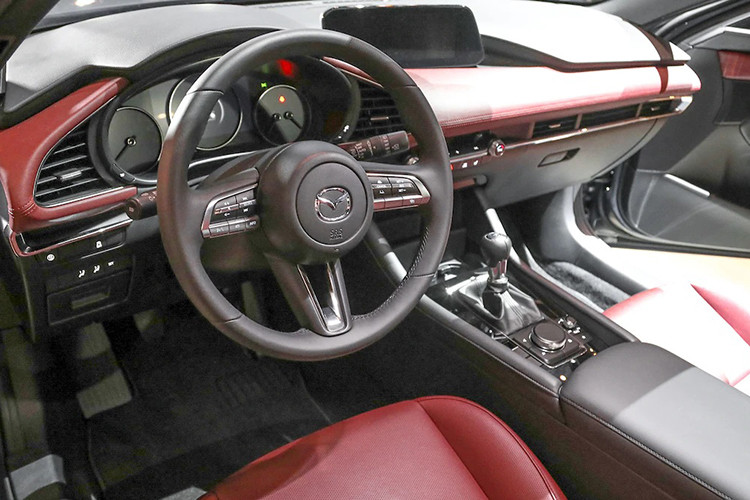 Nội thất xe cũng cải tiến hoàn toàn với mặt táp-lô tập trung nhiều vào người lái hơn. Nằm ở trung tâm mặt táp-lô là màn hình thông tin giải trí 8,8 inch đứng độc lập. Các nút chỉnh điều hòa được giấu gọn gàng bên dưới màn hình thông tin giải trí. Trong khi đó, núm xoay chỉnh hệ thống thông tin giải trí của Mazda được đặt sau cần số, cạnh phanh đỗ xe điện tử và những nút bấm khác...