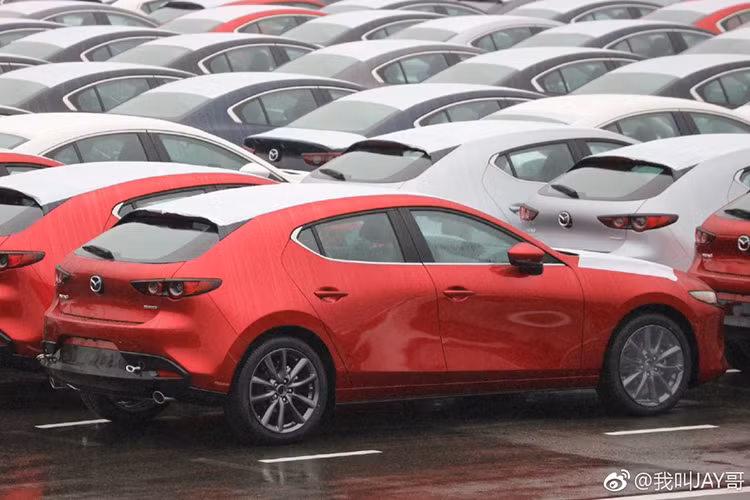 Là đối thủ cạnh tranh của Kia Cerato, Hyundai Elantra hay Honda Civic, Mazda3 2019 sở hữu thiết kế ấn tượng hơn hẳn thế hệ cũ. Lấy cảm hứng thiết kế từ Mazda Kai Concept ra mắt trong triển lãm Tokyo 2017, Mazda3 2019 được trang bị cụm đèn pha thanh mảnh hơn cùng lưới tản nhiệt góc cạnh hơn theo phong cách của Mazda6 2018.