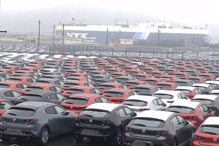 Động cơ kết hợp với hộp số sàn 6 cấp hoặc tự động 6 cấp với hệ dẫn động 4 bánh toàn thời gian i-Activ. Cũng giống như Mazda CX-5 2019, Mazda3 thế hệ mới có hệ thống điều hướng mô-men xoắn G-Vectoring Control Plus. Các trang bị khác bao gồm; hệ thống an toàn chủ động và trợ lái i-Activsense, hệ thống cảnh báo xe cắt ngang phía trước và kiểm soát hành trình thích ứng với tốc độ thấp...