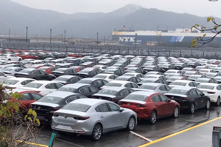 Dù những hình ảnh có độ phân giải không cao vì được chụp từ khoảng cách khá xa nhưng vẫn cho thấy sự hiện diện của Mazda3 2019 phiên bản sedan và hatchback đủ màu sắc, từ đỏ, đen, trắng đến xám. Theo kế hoạch của hãng xe ôtô Mazda, mẫu xe cỡ C Mazda3 2019 sẽ bắt đầu được bán ra thị trường toàn cầu từ đầu năm 2019.