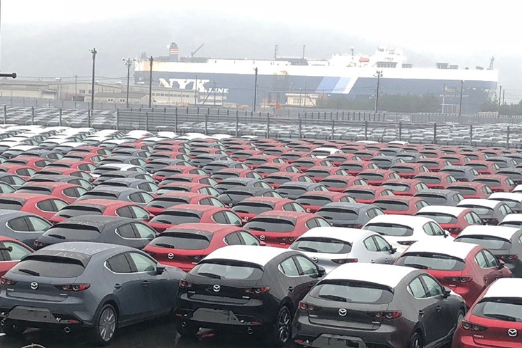 Động cơ kết hợp với hộp số sàn 6 cấp hoặc tự động 6 cấp với hệ dẫn động 4 bánh toàn thời gian i-Activ. Cũng giống như Mazda CX-5 2019, Mazda3 thế hệ mới có hệ thống điều hướng mô-men xoắn G-Vectoring Control Plus. Các trang bị khác bao gồm; hệ thống an toàn chủ động và trợ lái i-Activsense, hệ thống cảnh báo xe cắt ngang phía trước và kiểm soát hành trình thích ứng với tốc độ thấp...