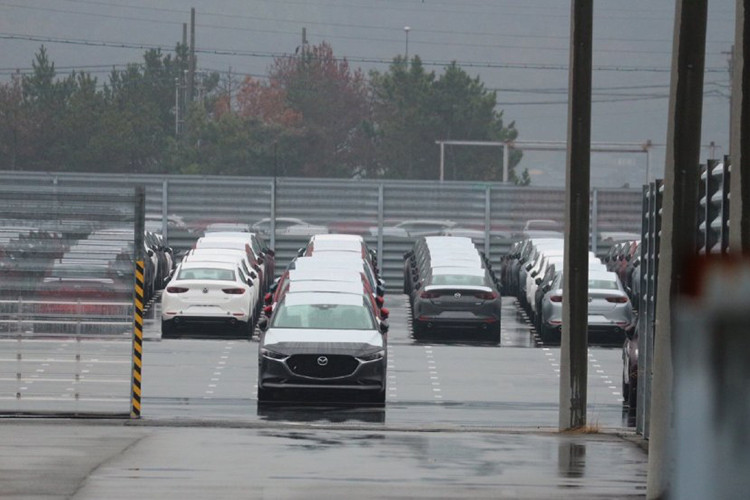 Ngoài ra, Mazda3 2019 còn được trang bị cản trước dập lõm ở hai góc, nằm trên hốc gió hẹp. Đó là chưa kể đến cánh gió giả và hốc đèn sương mù trước trên đầu xe. Ngay cả thiết kế sườn xe của Mazda3 2019 cũng được tái thiết kế, thể hiện rõ hơn cả ở phiên bản hatchback. 