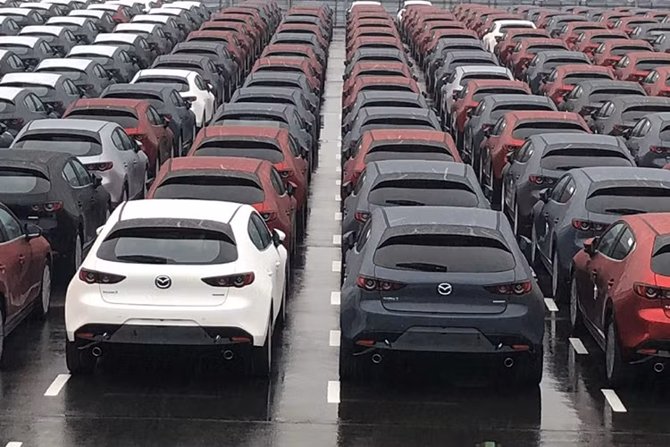 Tuy hãng Mazda không công bố nhưng những hình ảnh này đã gián tiếp xác nhận việc Mazda3 2019 chính thức được đưa lên dây chuyền sản xuất thương mại. Chẳng còn bao lâu nữa, những chiếc Mazda3 2019 này sẽ xuất hiện tại các đại lý chính hãng trên toàn thế giới.