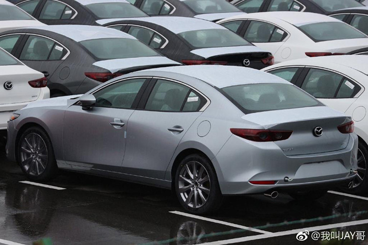 Tùy vào từng thị trường, Mazda3 2019 sẽ được trang bị 5 loại động cơ khác nhau. Đầu tiên và quan trọng nhất là động cơ xăng SkyActiv-X hoàn toàn mới với sự hỗ trợ của hệ thống M Hybrid. Tiếp đến là 3 loại động cơ xăng SkyActiv-G có dung tích 1,5 lít, 2.0 lít và 2,5 lít. Cuối cùng là động cơ diesel SkyActiv-D 1,8 lít.