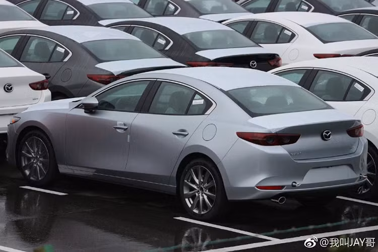 Tùy vào từng thị trường, Mazda3 2019 sẽ được trang bị 5 loại động cơ khác nhau. Đầu tiên và quan trọng nhất là động cơ xăng SkyActiv-X hoàn toàn mới với sự hỗ trợ của hệ thống M Hybrid. Tiếp đến là 3 loại động cơ xăng SkyActiv-G có dung tích 1,5 lít, 2.0 lít và 2,5 lít. Cuối cùng là động cơ diesel SkyActiv-D 1,8 lít.