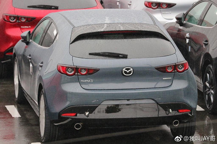 Cụ thể, Mazda3 2019 đi kèm cột C nổi bật hơn với phần nóc vuốt dốc về phía sau. Đặc biệt, cột C trên Mazda3 2019 được thiết kế dày dặn ở phiên bản hatchback và thanh mảnh ở phiên bản sedan. Ngoài ra, cụm đèn hậu của Mazda3 2019 cũng được thiết kế thanh mảnh hơn hơn, mang đến vẻ cuốn hút đầy thể thao cho xe.