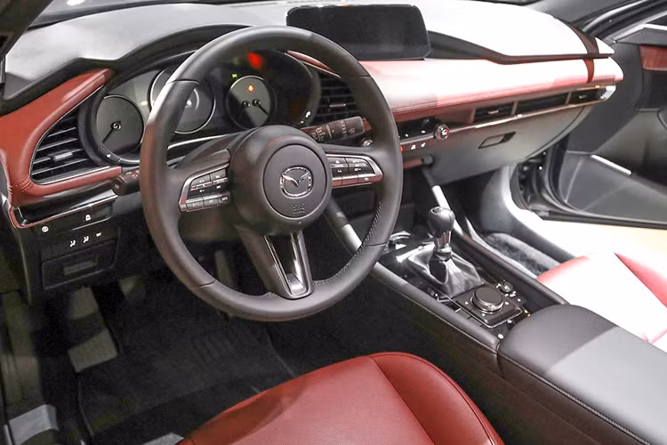 Nội thất xe cũng cải tiến hoàn toàn với mặt táp-lô tập trung nhiều vào người lái hơn. Nằm ở trung tâm mặt táp-lô là màn hình thông tin giải trí 8,8 inch đứng độc lập. Các nút chỉnh điều hòa được giấu gọn gàng bên dưới màn hình thông tin giải trí. Trong khi đó, núm xoay chỉnh hệ thống thông tin giải trí của Mazda được đặt sau cần số, cạnh phanh đỗ xe điện tử và những nút bấm khác...