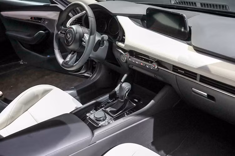 Không chỉ lột xác về thiết kế, Mazda3 2019 còn được điều chỉnh về mặt kích thước. Xe sở hữu chiều dài 4.459 mm, rộng 1.797 mm và cao 1.440 mm ở phiên bản hatchback. Trong khi đó, Mazda3 Sedan 2019 lại có chiều dài 4.662 mm, rộng 1.797 mm, cao 1.445 mm và chiều dài cơ sở là 2.725 mm.