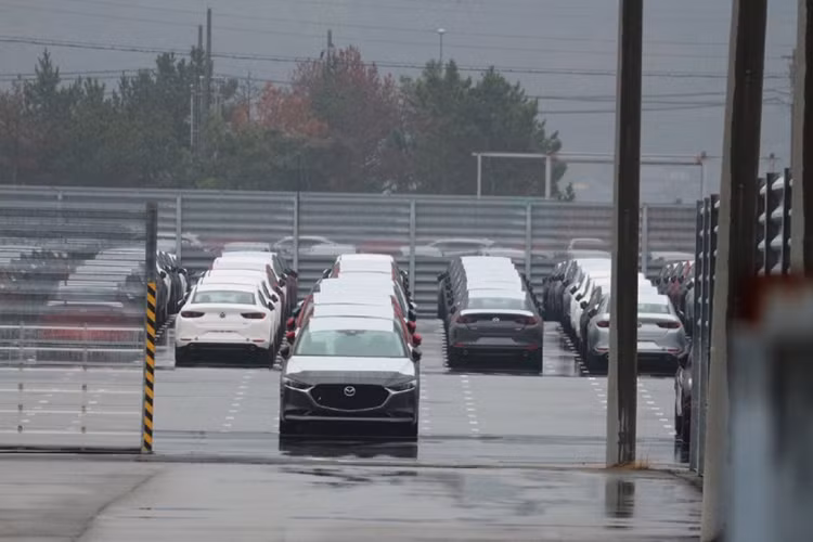 Ngoài ra, Mazda3 2019 còn được trang bị cản trước dập lõm ở hai góc, nằm trên hốc gió hẹp. Đó là chưa kể đến cánh gió giả và hốc đèn sương mù trước trên đầu xe. Ngay cả thiết kế sườn xe của Mazda3 2019 cũng được tái thiết kế, thể hiện rõ hơn cả ở phiên bản hatchback. 