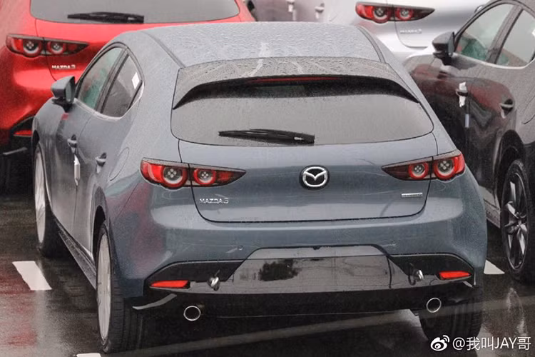 Cụ thể, Mazda3 2019 đi kèm cột C nổi bật hơn với phần nóc vuốt dốc về phía sau. Đặc biệt, cột C trên Mazda3 2019 được thiết kế dày dặn ở phiên bản hatchback và thanh mảnh ở phiên bản sedan. Ngoài ra, cụm đèn hậu của Mazda3 2019 cũng được thiết kế thanh mảnh hơn hơn, mang đến vẻ cuốn hút đầy thể thao cho xe.