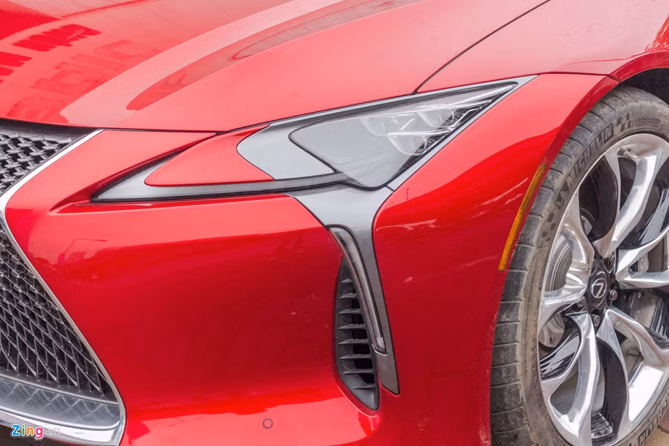 Phần đầu xe trang bị lưới tản nhiệt hình con suốt đặc trưng, cụm đèn pha thiết kế ấn tượng, công nghệ LED hoàn toàn. Hệ thống đèn pha đầy đủ các tính năng tự động, tích hợp đèn LED chạy ban ngày. 