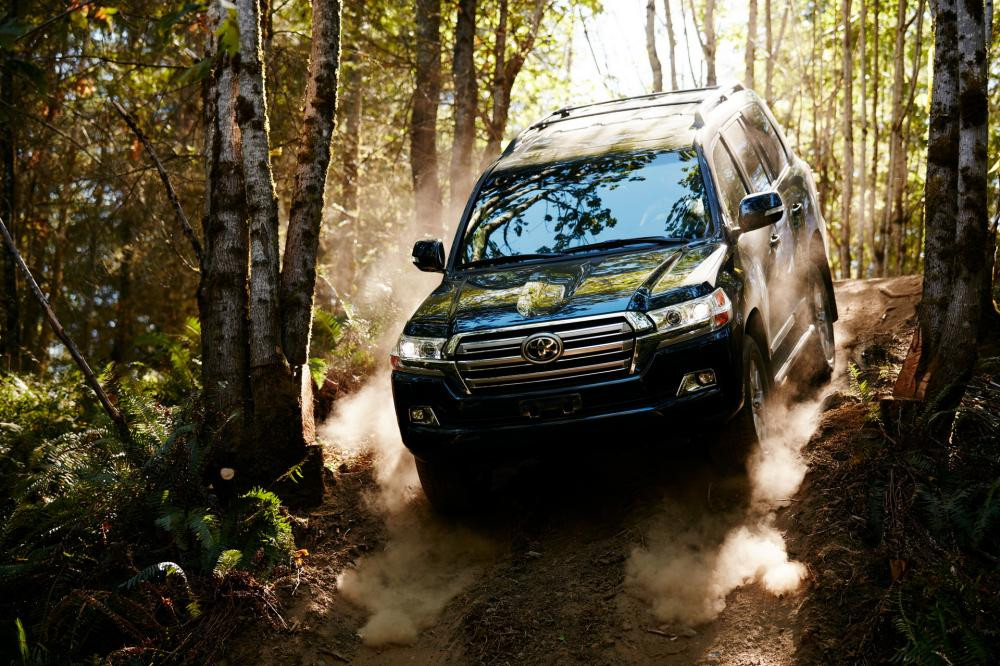Hiện giá bán Toyota Land Cruiser 2019 tại thị trường Mỹ vẫn chưa được công bố. Trong khi đó, tại Việt Nam, Toyota Land Cruiser VX hiện đang được nhập khẩu và phân phối chính hãng với 1 bản trang bị và giá 3,65 tỷ đồng. 