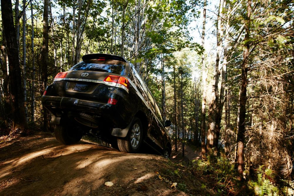 Thêm vào đó, hệ thống kiểm soát lực bám đường chủ động sẽ sử dụng cả phanh và can thiệp ga để hạn chế trượt bánh. Một trang bị đáng chú ý nữa của Toyota Land Cruiser 2019 là hộp số phụ 2 cấp với chế độ cầu chậm được điều khiển qua hệ thống Multi-Terrain Select.