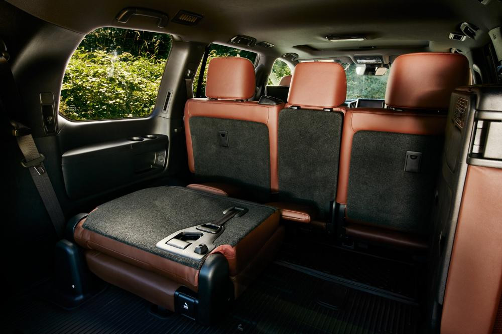Ghế sau của Toyota Land Cruiser 2019 có thể gập xuống để tăng thể tích khoang chứa đồ giúp cho người dùng có thể sử dụng nhiều tiện ích hơn...