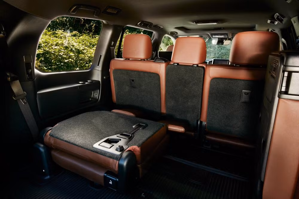 Ghế sau của Toyota Land Cruiser 2019 có thể gập xuống để tăng thể tích khoang chứa đồ giúp cho người dùng có thể sử dụng nhiều tiện ích hơn...