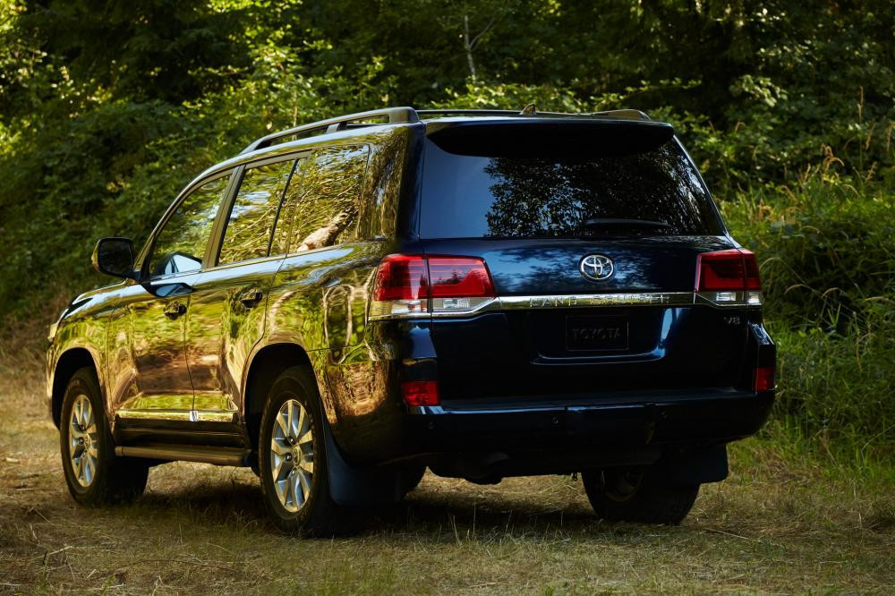 "Trái tim" của Toyota Land Cruiser 2019 là động cơ xăng V8, dung tích 5,7 lít, sản sinh công suất tối đa 381 mã lực và mô-men xoắn cực đại 401 lb-ft tại tua máy 3.600 vòng/phút. Sức mạnh được truyền tới cả 4 bánh thông qua hộp số tự động 8 cấp.