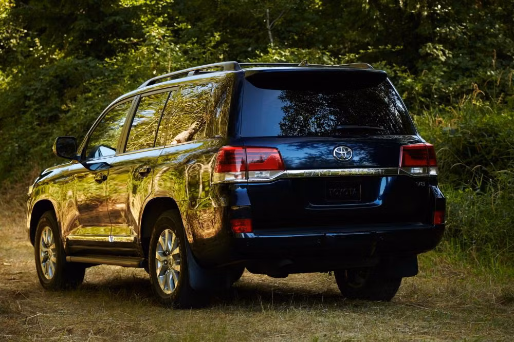 "Trái tim" của Toyota Land Cruiser 2019 là động cơ xăng V8, dung tích 5,7 lít, sản sinh công suất tối đa 381 mã lực và mô-men xoắn cực đại 401 lb-ft tại tua máy 3.600 vòng/phút. Sức mạnh được truyền tới cả 4 bánh thông qua hộp số tự động 8 cấp.
