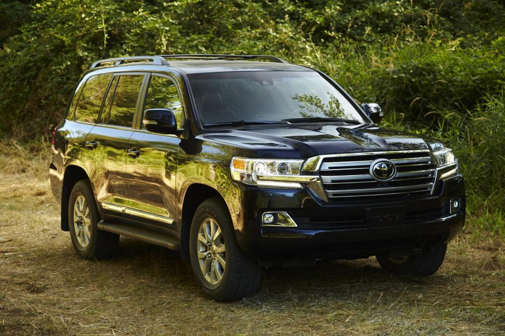 Phiên bản 2019 của Land Cruiser vừa được Toyota giới thiệu tại thị trường Mỹ. Toyota Land Cruiser 2019 gần như không hề thay đổi so với trước. Mẫu SUV cỡ lớn dùng cấu trúc khung gầm sát-xi rời này vẫn được trang bị nội thất 8 chỗ ngồi, hệ dẫn động 4 bánh thực sự hữu dụng và hệ thống treo thủy lực động học Kinetic Dynamic Suspension (KDSS).