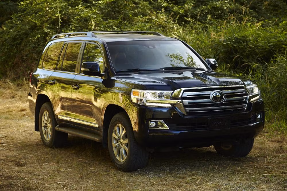 Phiên bản 2019 của Land Cruiser vừa được Toyota giới thiệu tại thị trường Mỹ. Toyota Land Cruiser 2019 gần như không hề thay đổi so với trước. Mẫu SUV cỡ lớn dùng cấu trúc khung gầm sát-xi rời này vẫn được trang bị nội thất 8 chỗ ngồi, hệ dẫn động 4 bánh thực sự hữu dụng và hệ thống treo thủy lực động học Kinetic Dynamic Suspension (KDSS).