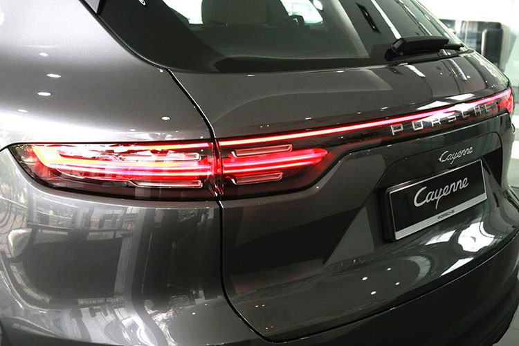 Ngoại thất của Porsche Cayenne 2019 mới sở hữu những đường nét khiến nhiều người phải mê. Và mới đây khi có thêm tùy chọn màu sơn mới, mẫu xe này một lần nữa đã “đốn gục” con tim của không ít người mê xe.