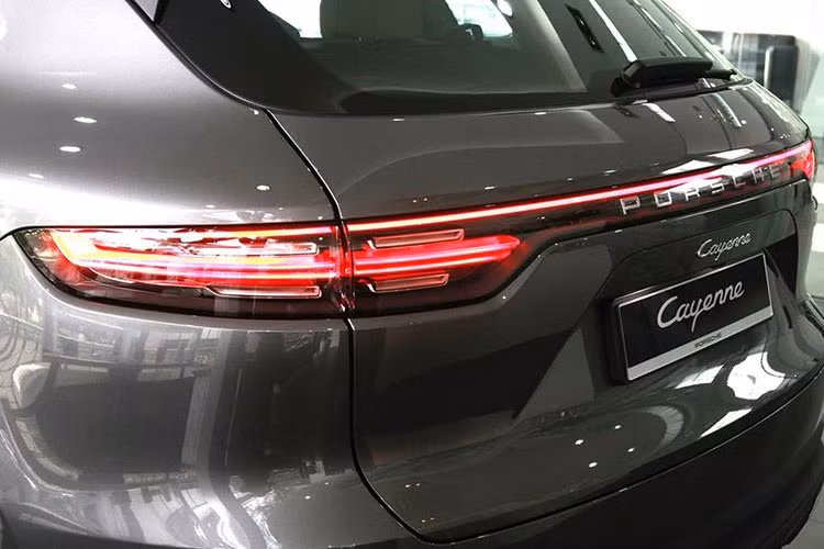 Ngoại thất của Porsche Cayenne 2019 mới sở hữu những đường nét khiến nhiều người phải mê. Và mới đây khi có thêm tùy chọn màu sơn mới, mẫu xe này một lần nữa đã “đốn gục” con tim của không ít người mê xe.