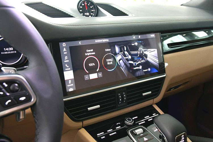 Đặc biệt hơn, Porsche cũng không muốn khách hàng phải “lười” khi khởi động chiếc xe mà buộc phải “vận động” xoay núm khởi động thay vì nút bấm thông thường.