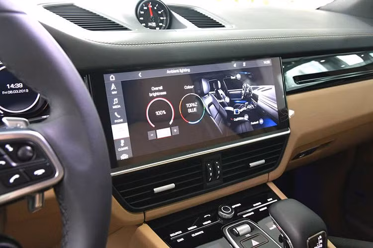 Đặc biệt hơn, Porsche cũng không muốn khách hàng phải “lười” khi khởi động chiếc xe mà buộc phải “vận động” xoay núm khởi động thay vì nút bấm thông thường.