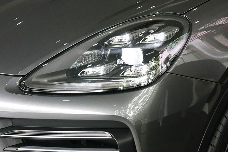 Ở thế hệ mới này, cụm đèn hậu cũng được thiết kế lại vô cùng sắc sảo và tinh tế với dải đèn LED mảnh ôm trọn bề rộng đuôi xe, đây cũng chính là xu hướng thiết kế mới mà nhiều hãng xe khác cũng đang áp dụng.