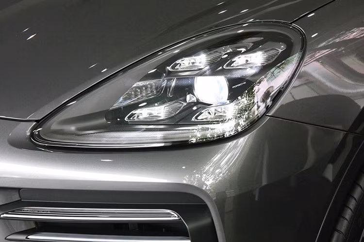 Ở thế hệ mới này, cụm đèn hậu cũng được thiết kế lại vô cùng sắc sảo và tinh tế với dải đèn LED mảnh ôm trọn bề rộng đuôi xe, đây cũng chính là xu hướng thiết kế mới mà nhiều hãng xe khác cũng đang áp dụng.