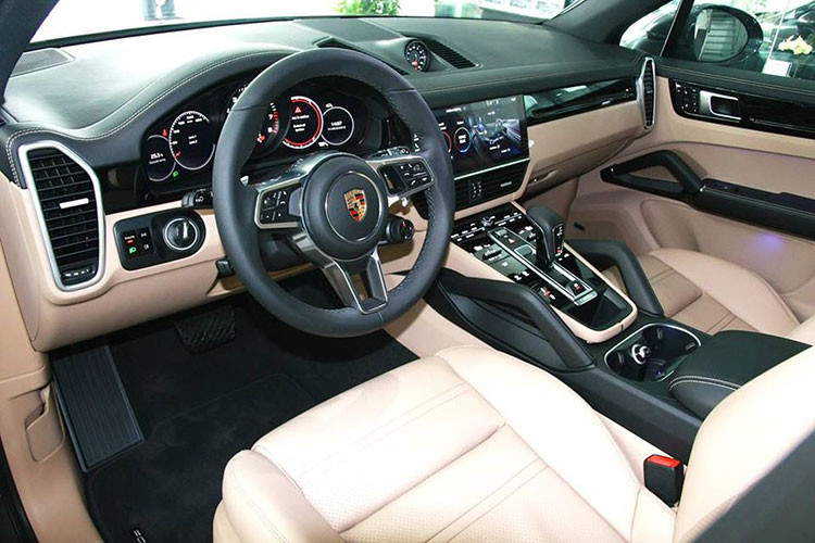 Bên trong cabin, một phong cách rất riêng của hãng siêu xe Porsche luôn được duy trì đó là vị trí khởi động nằm phía bên trái vô-lăng, ngược lại hoàn toàn so với hầu hết các hãng xe khác thường đặt ở bên phải.