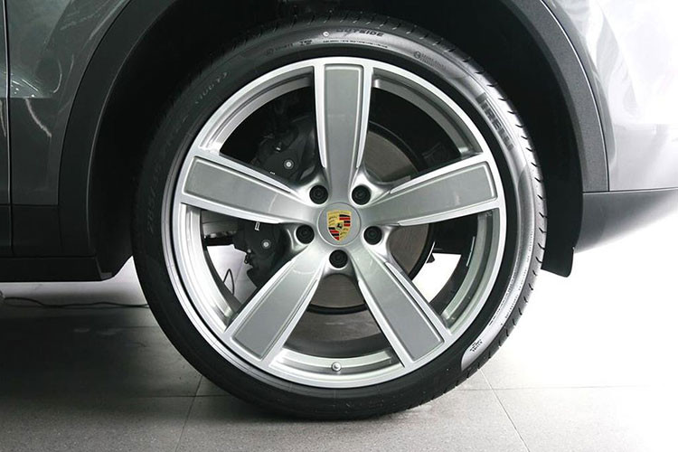 Theo thông tin từ Porsche chính hãng công bố, màu sơn mới này là màu xám Quarzyte. Nhiều người đánh giá với màu sơn này Porsche Cayenne 2019 có cái nhìn khỏe khoắn và nam tính hơn. Ngoài ra trên ngoại thất của Cayenne lần này cũng nổi bật với bộ la-zăng 5 chấu mới khá lạ lẫm.