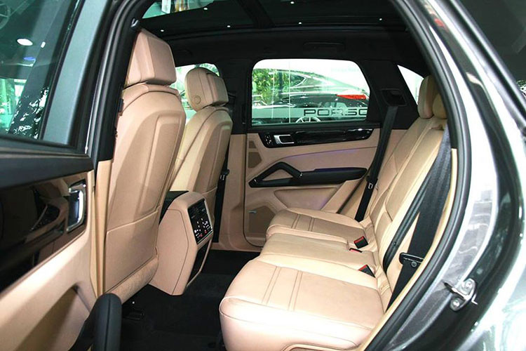 Không gian phía sau của xe được đánh giá là khá rộng rãi ngay cả khi có 3 người ngồi ở hàng ghế thứ 2. Cùng với đó, cửa gió điều hòa khu vực hành khách phía sau cũng có thể điều chỉnh nhiệt độ độc lập.