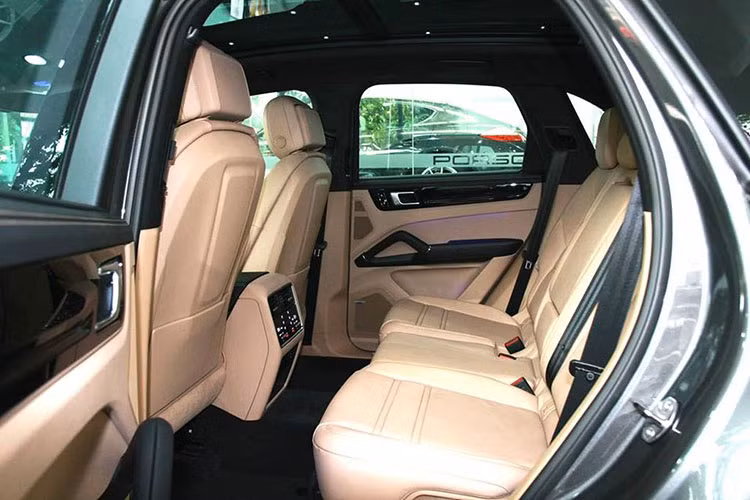 Không gian phía sau của xe được đánh giá là khá rộng rãi ngay cả khi có 3 người ngồi ở hàng ghế thứ 2. Cùng với đó, cửa gió điều hòa khu vực hành khách phía sau cũng có thể điều chỉnh nhiệt độ độc lập.